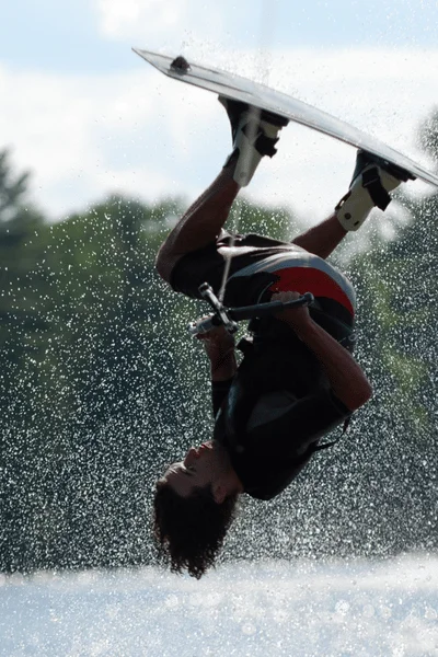 Wat is wakeboarden? - front-flip