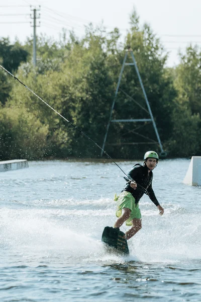 Wat is wakeboarden? - kabelbaan met obstakels